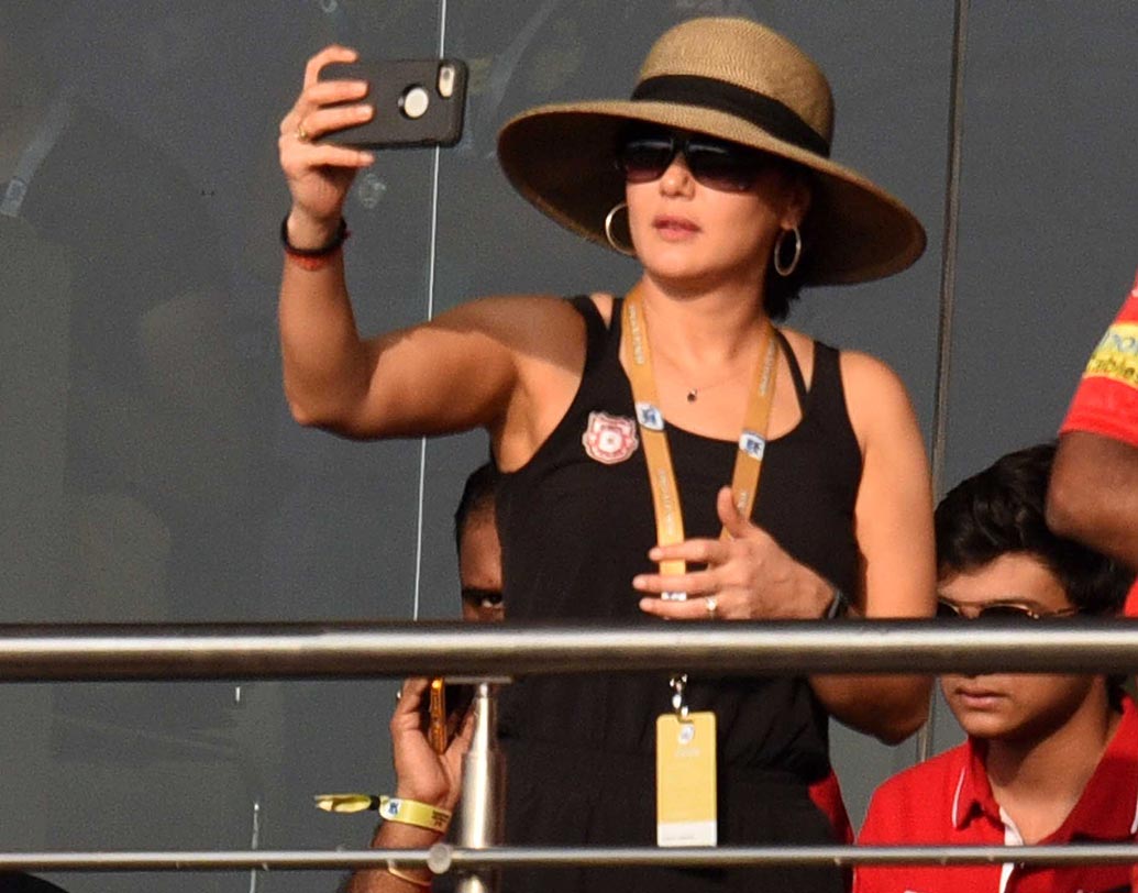 দলকে চিয়ার আপ করতে তিনি সব সময়ই হাজির থাকেন। ইডেনেও হাজির কিংস-এর মালিক প্রীতি জিন্টা। ছবি: সুদীপ্ত ভৌমিক।