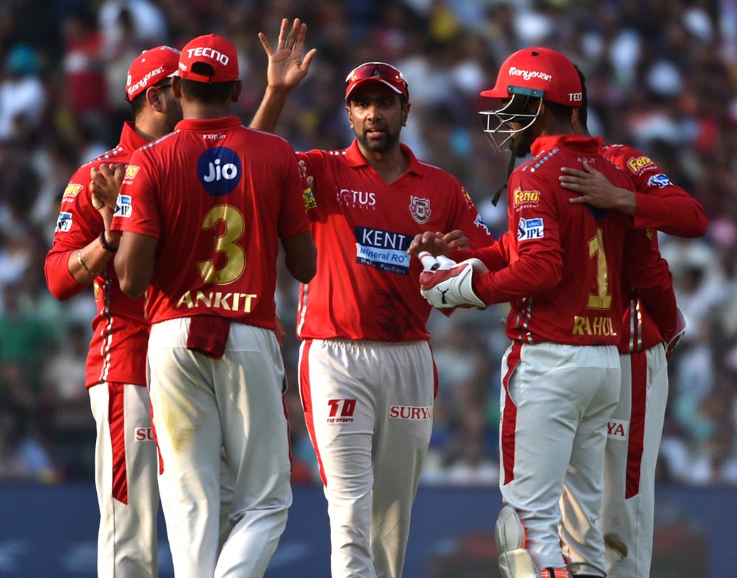 উইকেট নেওয়ার পর সতীর্থদের সতীর্থদের সঙ্গে কিংস ইলেভেনের অধিনায়ক রবিচন্দ্রন অশ্বিন। ছবি: সুদীপ্ত ভৌমিক।