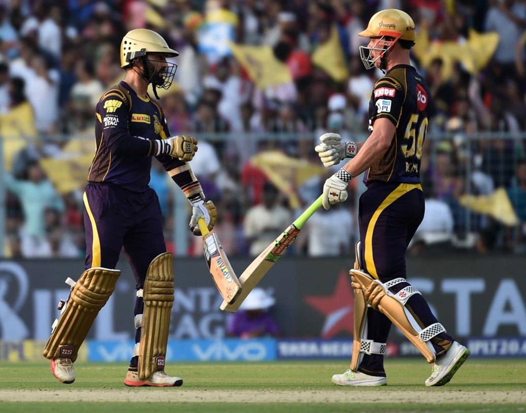 ইডেনে ক্রিস লিনের ধুন্ধুমার ব্যাটিং। ব্যাটিংয়ের ফাঁকেই লিনের সঙ্গে বোঝাপড়া সেরে নিচ্ছেন অধিনায়ক কার্তিক। ছবি: সুদীপ্ত ভৌমিক।