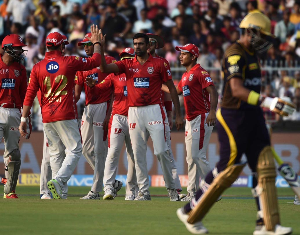 উথাপ্পাকে আউট করার পর উচ্ছ্বাস অশ্বিনদের। ছবি: সুদীপ্ত ভৌমিক।