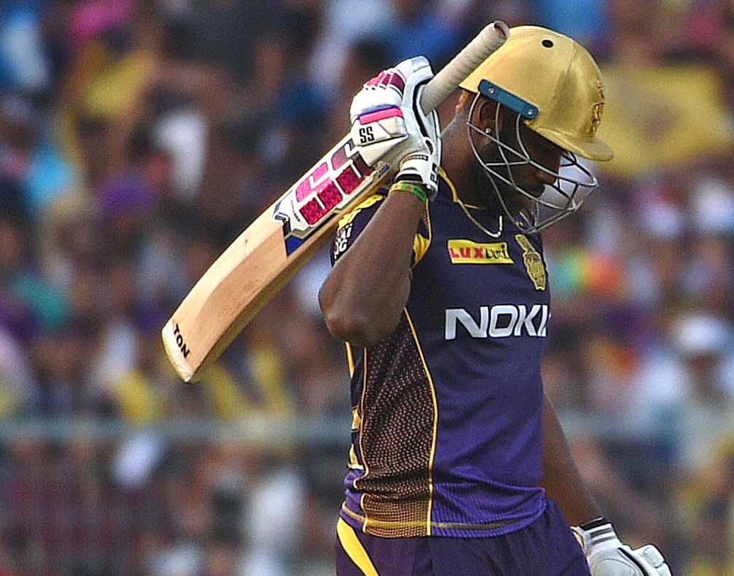 নাহ! আজ হল না! ইডেন দেখতে পেল না রাসেল ঝড়। ১০ রানেই আউট হয়ে হতাশ হয়ে প্যাভিলিয়নের পথে অ্যান্ড্রু রাসেল। ছবি: সুদীপ্ত ভৌমিক।