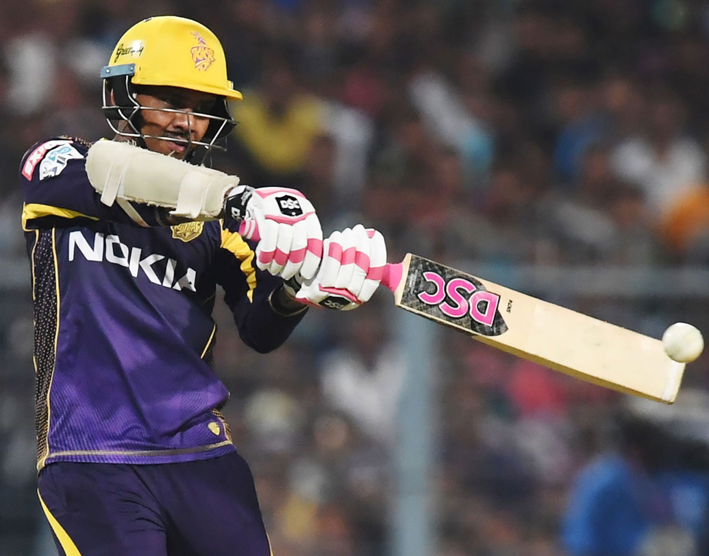 সুনীল নারাইন: গেলকে ঠেকানোর জন্য তাঁর দিকেই তাকিয়ে থাকবে ম্যানেজমেন্ট। সঙ্গে ওপেনিংয়ে ব্যাট হাতে তাঁর ক্যামিওর দিকেও নজর থাকবে। ছবি: এএফপি।