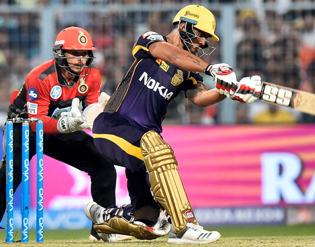 নীতীশ রাণা: নাইটদের এই মুহূর্তে সেরা অলরাউন্ডারদের দৌড়ে রাসেল-নারাইনদের সঙ্গে কাঁধে কাঁধ মিলিয়ে লড়ছেন নীতীশ। ব্যাটে বলে দুর্দান্ত ফর্মে রয়েছেন তিনি। ছবি: পিটিআই।