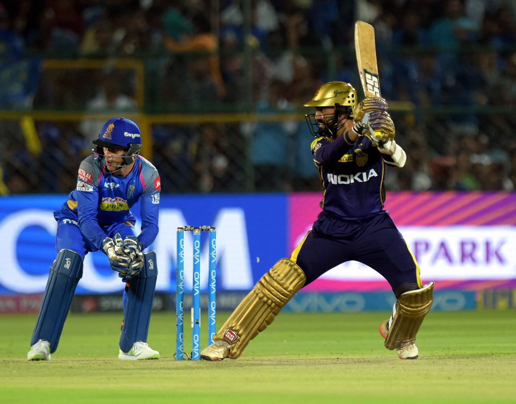 দীনেশ কার্তিক: ছ’নম্বরে আসবেন দীনেশ। তবে ম্যাচ পরিস্থিতির উপর নির্ভর করে ব্যাটিং অর্ডারে পরিবর্তন করতেই পারে নাইটরা। ছবি: পিটিআই।