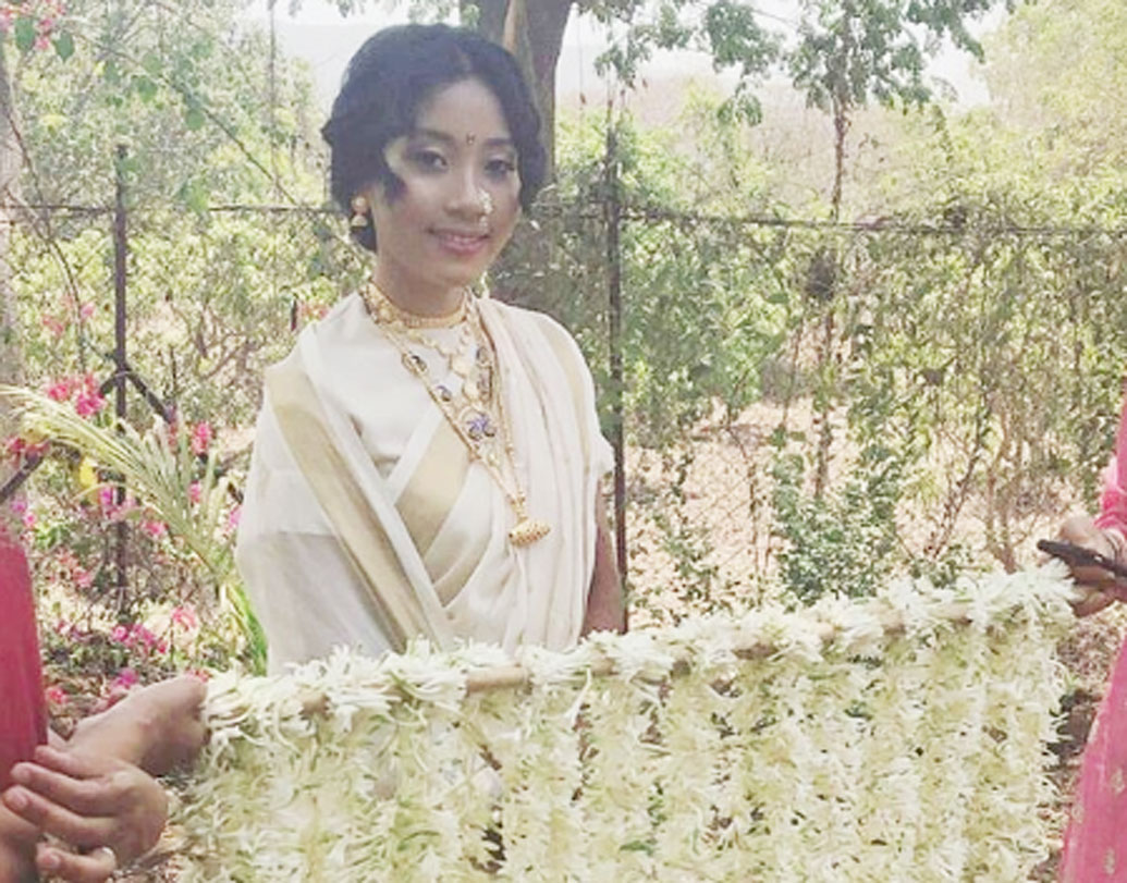 ৫২ বছর বয়সী মিলিন্দের হবু স্ত্রী অঙ্কিতার বয়স মাত্র ২৩ বছর! সংবাদ মাধ্যমে যদিও তাঁর বয়স নিয়ে নানা মত রয়েছে। কেউ বলেন ১৮, কেউ বলেন ২৬।