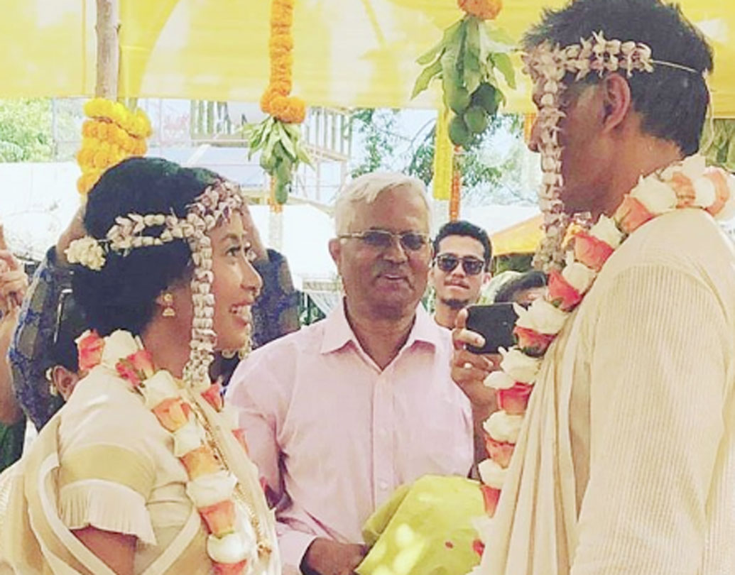 এটি মিলিন্দ সোমনের দ্বিতীয় বিয়ে। এর আগে ফরাসি অভিনেত্রী মেলিন জাম্পানোই-এর সঙ্গে বিয়ে হয়েছিল তাঁর। তিন বছর পর, ২০০৯ সালে তাঁদের বিয়ে ভেঙে যায়।