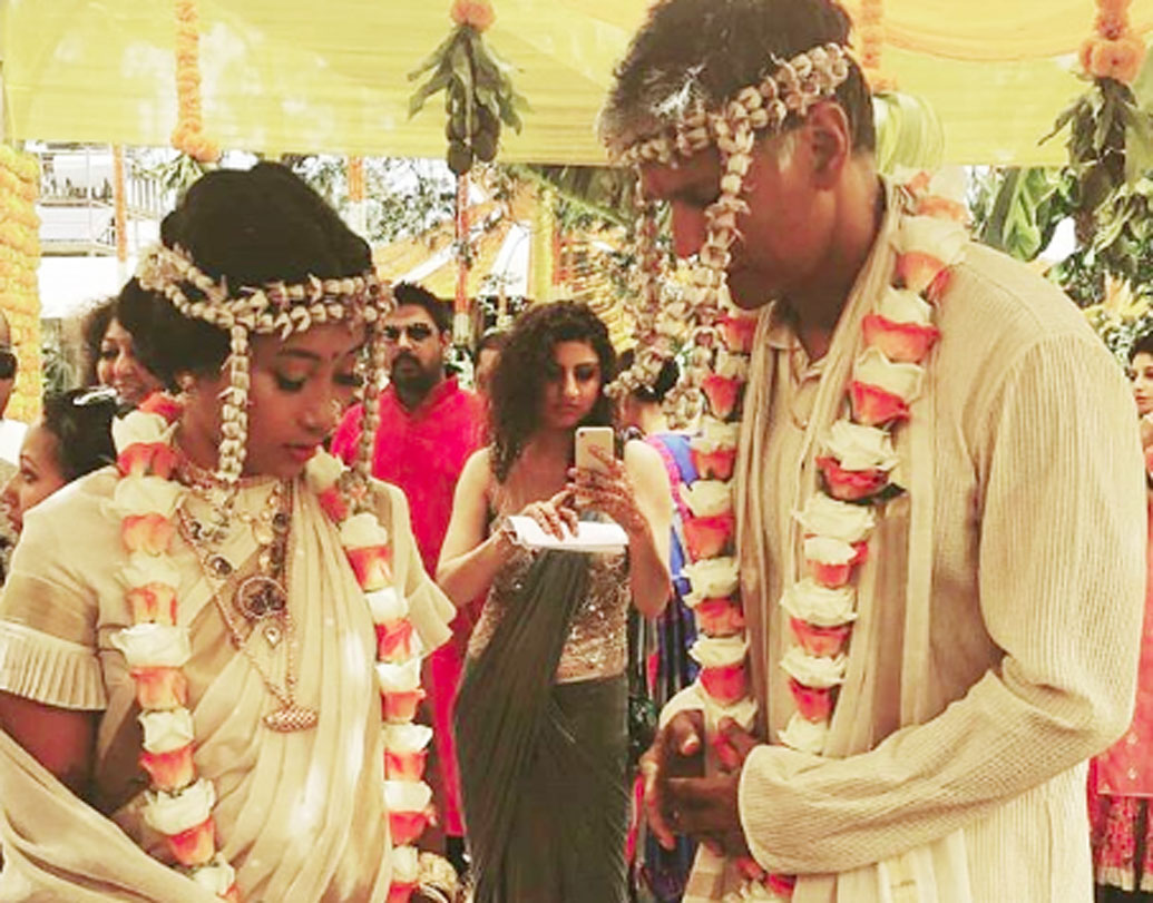 গুয়াহাটির মেয়ে অঙ্কিতা সম্ভবত পেশায় বিমান সেবিকা। চার বছর ধরে তাঁদের আলাপ। বান্ধবীর সঙ্গে বয়সের ব্যবধানের জন্য মিলিন্দকে ইন্টারনেটে ট্রোলিংয়ের মুখোমুখি হতে হয়। তবে শেষ পর্যন্ত প্রেমের জয় হল।