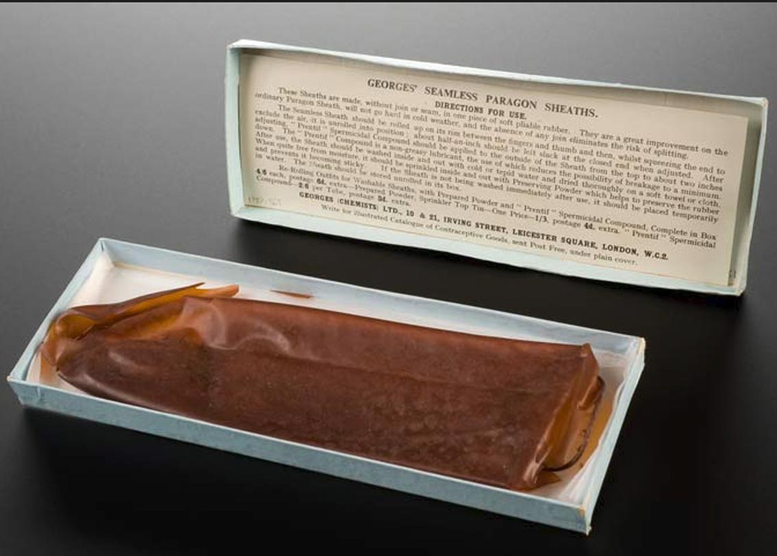 ষষ্ঠদশ শতকে ইউরোপ জুড়ে যৌন রোগ সিফিলিস দেখা যায়। ইতালির চিকিৎসক গ্যাব্রিয়েলি ফ্যালোপিয়ো (তাঁর নামানুসারে স্ত্রী যৌন অঙ্গ ফ্যালোপিয়ান টিউবের নামকরণ) একটি বিশেষ রাসায়নিকে সিক্ত করা লিনেন আবরণ বানান পেনিসের জন্য। এই আবরণ সঙ্গমের সময় পেনিসে জড়িয়ে ফিতে দিয়ে বেঁধে দেওয়া হত।