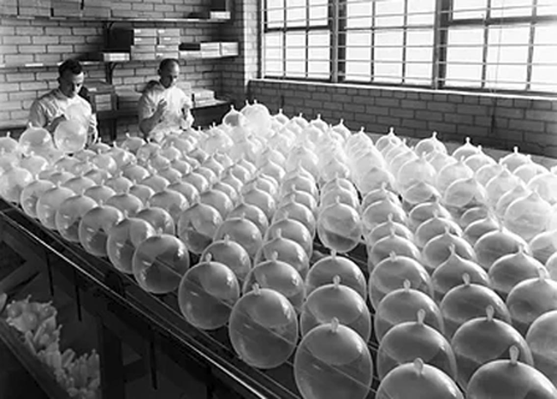 ১৮৫৫ সালে প্রথম রাবার কন্ডোম তৈরি হয়। তবে সে সময় কন্ডোমের দাম অনেক বেশি হওয়ায় শুধুমাত্র সমাজের ধনীরাই তা ব্যবহার করতেন। তৈরির পর রাবার কন্ডোমের ত্রুটি রয়েছে কি না জানতে তার মধ্যে গ্যাসোলিন এবং বেঞ্জিন ভরা হত। যা স্বাস্থ্যের পক্ষে ভীষণ ক্ষতিকর ছিল।