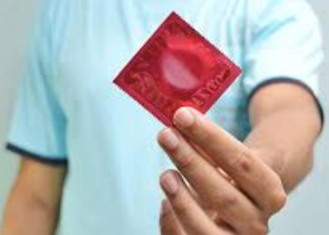 ১৯৫৭ সালে কন্ডোমের মান আরও উন্নত হয়। এই সময়ে একটি ব্রিটিশ সংস্থা কন্ডোমে লুব্রিকেন্টের বিশেষ ব্যবহার শুরু করে। এর পরেই কন্ডোমের জনপ্রিয়তা প্রায় দ্বিগুণ হয়ে যায়। ১৯৮০ সালে দুনিয়া জুড়ে এইডস-এর প্রাদুর্ভাব হয়। কন্ডোমের ব্যবহার আরও বেড়ে যায়।