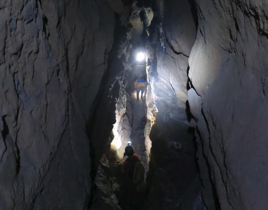 ২০১৬-তে প্রথম গুহাটির খোঁজ পাওয়া গেলেও এর দৈর্ঘ্য নিয়ে একটা ধোঁয়াশা ছিল। ক্রেম পুরী-তে ২৫ দিনের একটি অভিযানে গিয়েছিলেন মেঘালয় অ্যাডভেঞ্চার্স অ্যাসোসিয়েশন (এমএএ)-এর প্রায় ৩০ জন বিশেষজ্ঞ। এ বছরের ৫ ফেব্রুয়ারি থেকে ১ মার্চ পর্যন্ত অভিযান চালানো হয় গুহাটিতে। ছবি সৌজন্য: ফেসবুক।