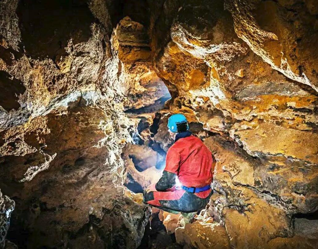 মেঘালয় অ্যাডভেঞ্চার্স অ্যাসোসিয়েশন (এমএএ)-এর প্রতিষ্ঠাতা সদস্য ব্রায়ান ড্যালি খারপ্রাণ জানিয়েছেন, ক্রেম পুরী বিশ্বের দীর্ঘতম হলেও, জেনারেল ক্যাটেগরিতে ভারতের দ্বিতীয় বৃহত্তম গুহা। ক্রেম লিয়াত প্রা-র পর। এটি একটি চুনাপাথর নির্মিত গুহা। এটি জয়ন্তিয়া পাহাড়ে রয়েছে। এর দৈর্ঘ্য ৩১ কিলোমিটার। ছবি সৌজন্য: ফেসবুক।