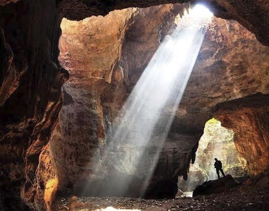 বৈচিত্রময় গুহার কারণে মেঘালয়ের খ্যাতি আছে। এখানে কয়েক হাজার গুহা রয়েছে, যার মধ্যে মাত্র কয়েকটিতে অভিযান হয়েছে। কিছু গুহাতে আংশিক, আবার কয়েকটিতে একেবারেই অভিযান হয়নি। গুহার সংখ্যা বেশি চেরাপুঞ্জি, শেলা, পিনুরসলা, নোঙ্গজ্রি, মওসিনরাম, ল্যাংরিনে। ছবি সৌজন্য: ফেসবুক।