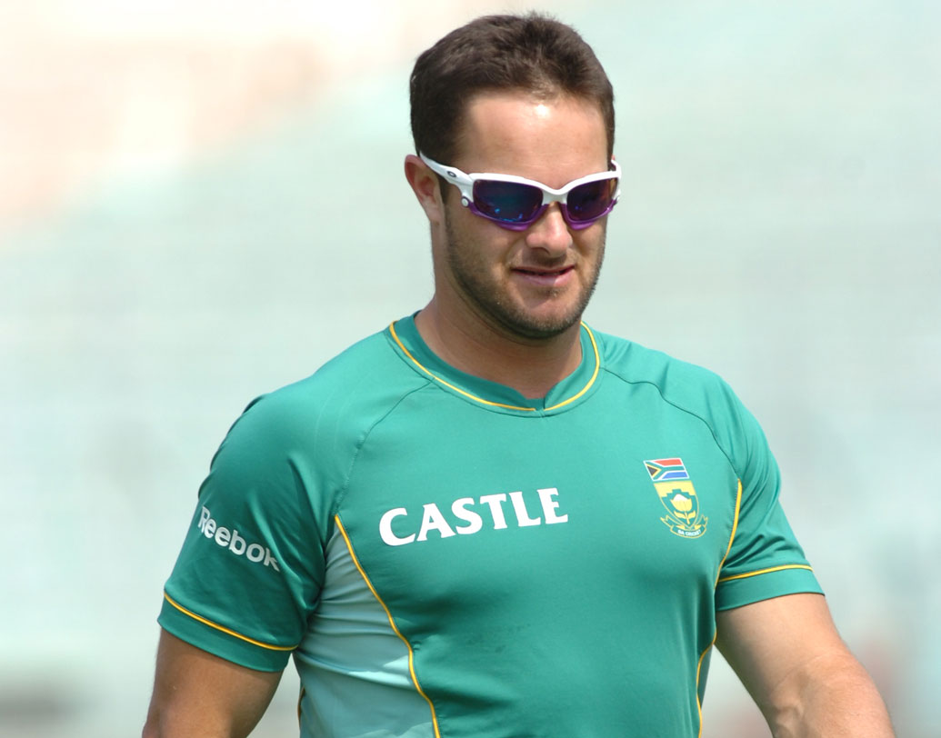 মার্ক বাউচার: সে বারে আরসিবির দ্বিতীয় সর্বোচ্চ রান সংগ্রাহক। তবে সে দিনের ম্যাচে বেঙ্গালুরুর বাকি ব্যাটসম্যানদের মতো রান পাননি তিনিও। ৯ বলে ৭ রান করে সৌরভের বলে আউট হন। আরসিবি ছাড়াও নাইটদের হয়েও খেলেছেন তিনি। বর্তমানে ক্রিকেট থেকে অবসর নিয়েছেন দক্ষিণ আফ্রিকার এই উইকেটরক্ষক ব্যাটসম্যান।