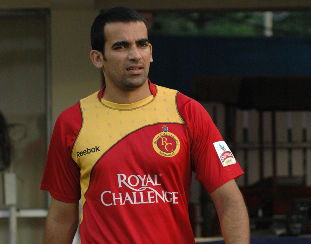 জাহির খান: আইপিএলের ইতিহাসে প্রথম উইকেটটি নিয়েছিলেন তিনিই। তবে সে দিন একেবারেই ভাল বল করেননি ভারতের সর্বকালের অন্যতম সেরা এই পেসার। আরসিবি ছাড়াও দিল্লি এবং মুম্বইয়ের হয়ে খেলা এই বাঁহাতি পেসার বর্তমানে মুম্বই লিগের মেন্টর ও ধারাভাষ্যকারের কাজ করছেন।