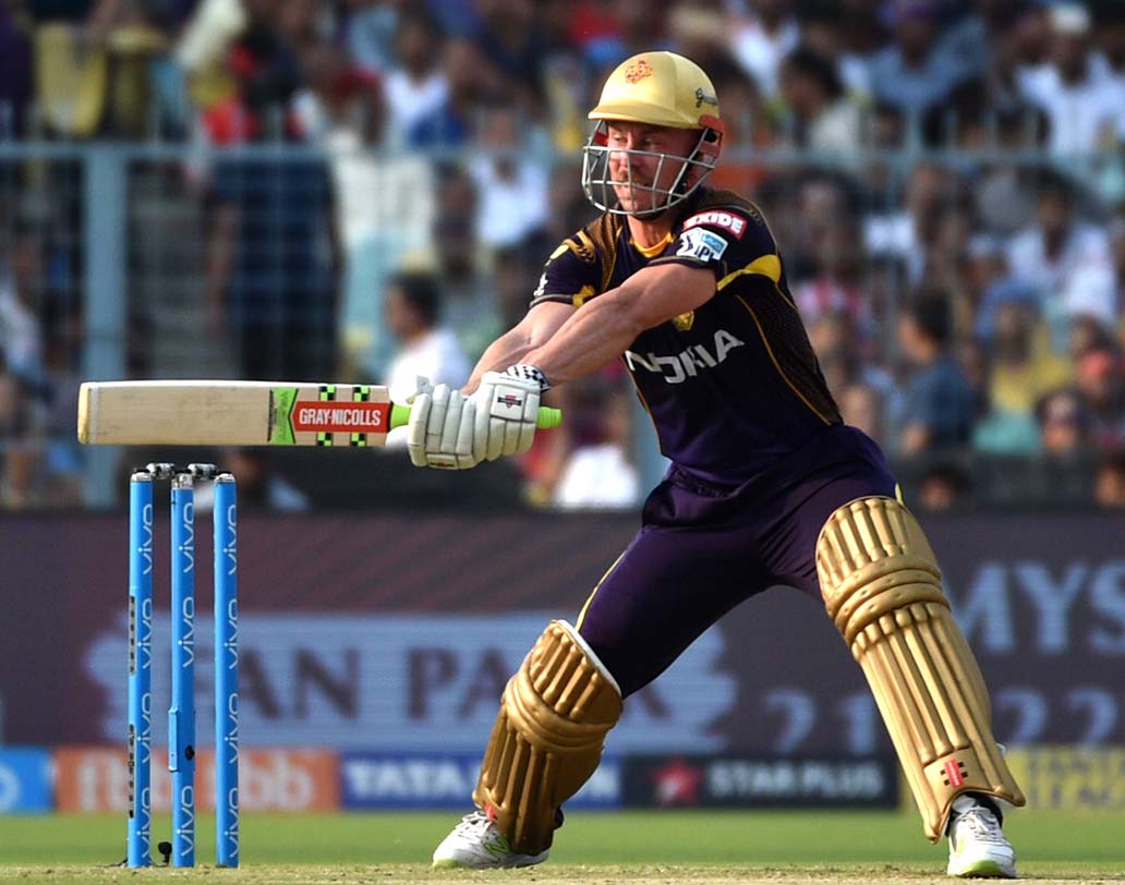 ইডেনে শুরুটা ভালই করেছিল নাইটরা। এক সময় মনে হচ্ছিল, ২১৫-২২০ হবে। কিন্তু কার্তিকরা দু’শো টপকাতে পারেননি। শেষ পাঁচ ওভারে রাসেলের ঝড় আটকে গেল। রাসেল সাধারণত সোজা সোজা শট খেলতে ভালবাসেন। যে কারণে লংঅফ একটু সোজা করে রেখেছিলেন পঞ্জাব অধিনায়ক। সেখানেই ক্যাচ তুলে আউট হলেন রাসেল। যদিও ক্রিস লিন-রবিন উথাপ্পার জুটি বড় রানের একটা মঞ্চ গড়ে দিয়েছিলেন। ছবি : সুদীপ্ত ভৌমিক