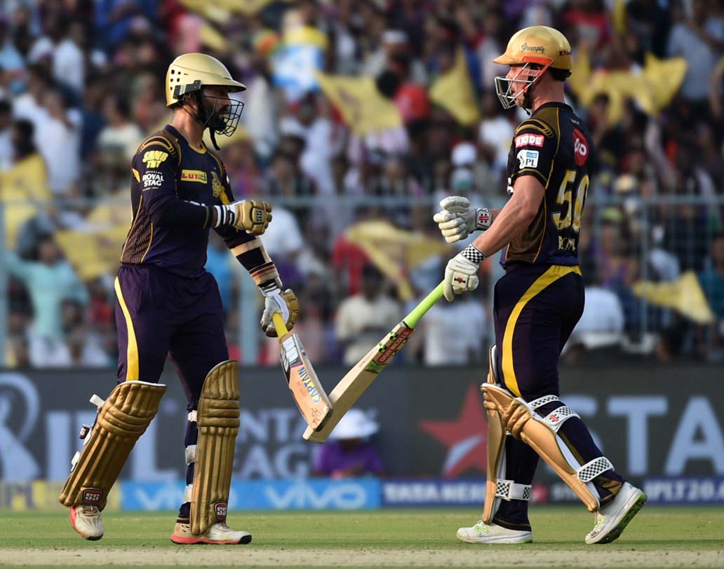 ক্রিস লিন বা দীনেশ কার্তিকের ব্যাট থেকে রান এসেছে। কিন্তু, ব্যর্থ হয়েছেন কেকেআর-এর অন্যতম বড় ভরসা নীতীশ রাণা। অবিবেচকের মতো রান আউট হয়ে যান তিনি। গুরুত্বপূর্ণ সময় রবিন উথাপ্পা বা কার্তিকের আউট দলের বড় রানের স্বপ্নকে থমকে দেয়। ছবি : সুদীপ্ত ভৌমিক