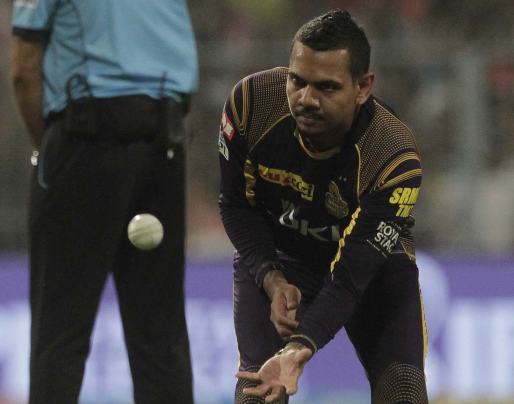 কেকেআর-এর সেরা বোলার সুনীল নারাইনকে পাওয়ার প্লে-র মধ্যে আনা হলেও তত ক্ষণে ম্যাচ ধরে নিয়েছে পঞ্জাব। বৃষ্টিতে যখন খেলা বন্ধ হয়, তখন পঞ্জাবের স্কোর ছিল বিনা উইকেটে ৯৬। ওখানেই ম্যাচ শেষ হয়ে যায়। পরে ডাকওয়ার্থ-লুইস নিয়মে ১২৫ রানের লক্ষ্য ১১ বল বাকি থাকতে তুলে নেয় পঞ্জাব। ছবি : পিটিআই