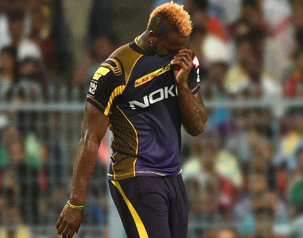 গত কয়েকটি ম্যাচে স্পিনাররা নাইটদের বোলিং শুরু করলেও ইডেনে কিন্তু শিবম মাভি ও আন্দ্রে রাসেলের হাতে বল তুলে দেওয়া হয়েছিল। গেলকে শুরুতেই থামাতে স্পিনারদের কেন বল দেওয়া হল না, সেই প্রশ্ন তুলছেন অনেক বিশেষজ্ঞ। তাঁদের মতে, সুনীল নারাইনকে শুরুতে আনলে অনেক লাভ হত। আর এখানেই উঠছে দীনেশ কার্তিকের অধিনায়কত্ব নিয়ে প্রশ্ন। ছবি : সুদীপ্ত ভৌমিক