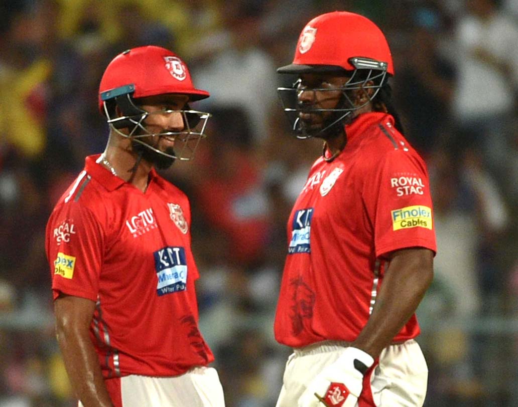 পঞ্জাবের দুই ওপেনিং ব্যাটসম্যানের দাপট। যে ফর্মে কে এল রাহুল এবং ক্রিস গেল ব্যাট করে গেলেন, তাতে বিপক্ষের সব প্রতিরোধ খড়কুটোর মতো উড়ে গিয়েছে। একটি বারের জন্যও এই ওপেনিং জুটিকে বেগ দিতে পারেননি নাইটের বোলাররা। ছবি : সুদীপ্ত ভৌমিক