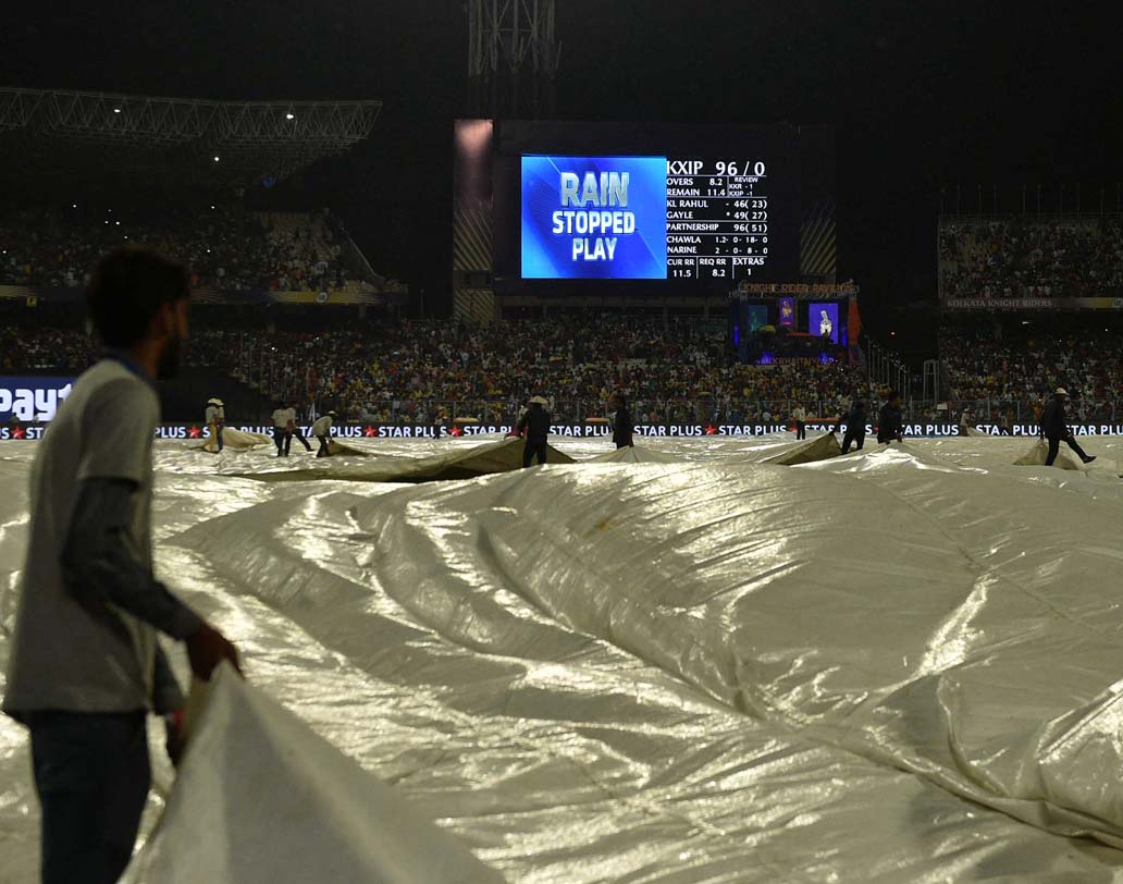 সব শেষে বলতেই হবে ডাকওয়ার্থ-লুইস(ডিএল) পদ্ধতির কথা। বৃষ্টির জন্য এক ঘণ্টা ৩৫ মিনিট খেলা বন্ধ থাকার পরে যেন অনেক কিছু পাল্টে যেতে দেখা গেল। ইনিংস শুরুর সময় গেলদের দরকার ছিল গড়ে ৯.৬ রান। আর ডিএল পদ্ধতির ফলে দেখা গেল পঞ্জাবের দরকার পড়ল ২৮ বলে ২৯ রান। অর্থাৎ প্রয়োজনীয় গড় নেমে আসে প্রায় ছয়ে। ছবি : সুদীপ্ত ভৌমিক