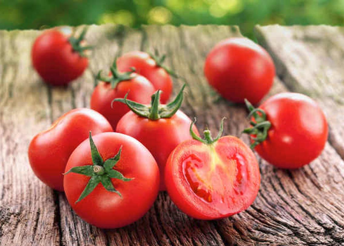 বেসন-টমেটো-লেবু: এই মিশ্রণ ভীষণ ভাল ক্লিনসার হিসাবে কাজ করে। এক চামচ বেসন, একটা টমেটো এবং এক চামচ পাতিলেবুর রস। মুখে সমান ভাবে লাগিয়ে রাখুন ১৫ মিনিট। ঠান্ডা জল দিয়ে ধুয়ে ফেলুন এবং তফাতটা দেখুন।