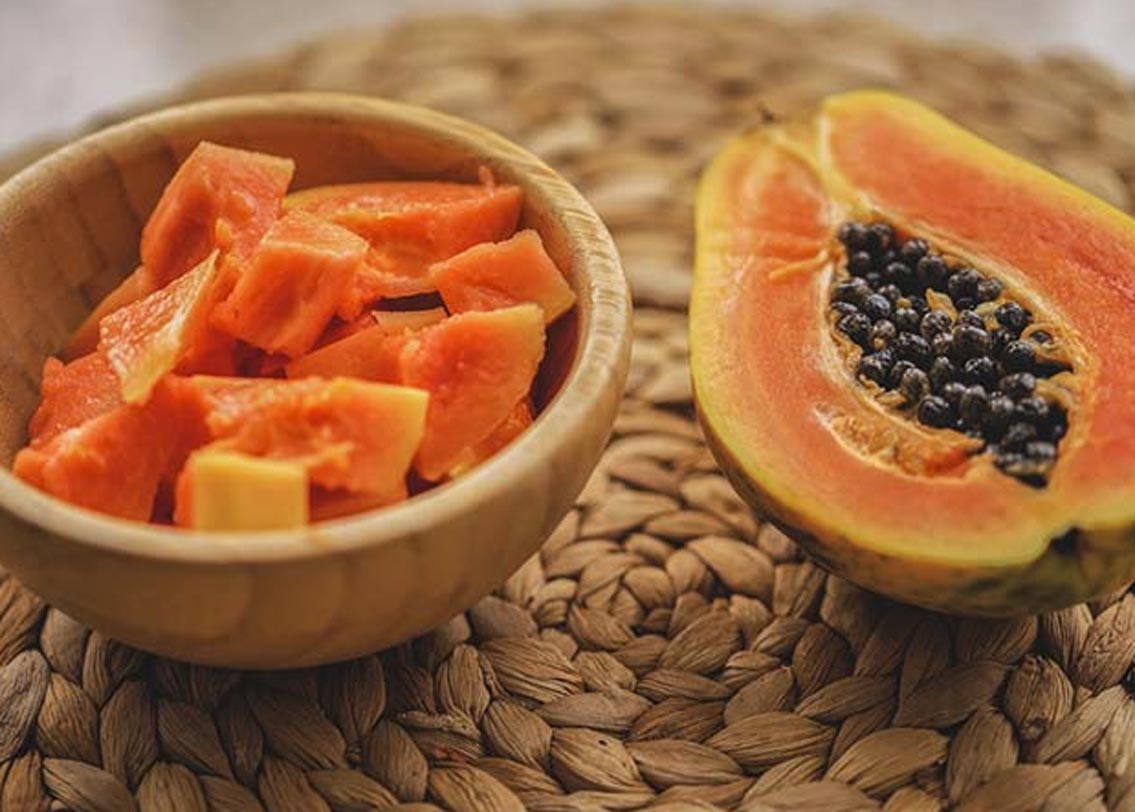 বেসন-পেঁপে-কমলালেবুর রস: এক চামচ বেসনের সঙ্গে দু’চামচ লেবুর রস এবং তিন চামচ পাকা পেঁপের পেস্ট ভাল করে মিশিয়ে নিন। মিশ্রণটা যেন খুব ঘন না হয়। প্রয়োজনে একটু জল মিশিয়ে নিয়ে পারেন। ৩০ মিনিট মুখে লাগিয়ে জল দিয়ে ধুলে ফেলুন।