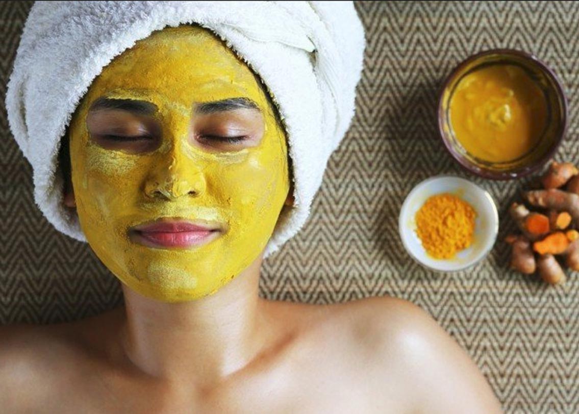 রোদ থেকে ফিরে সপ্তাহে অন্তত তিন দিন এই ঘরোয়া টোটকাগুলোর কোনওটা ত্বকে লাগালে সুফল পাবেনই।