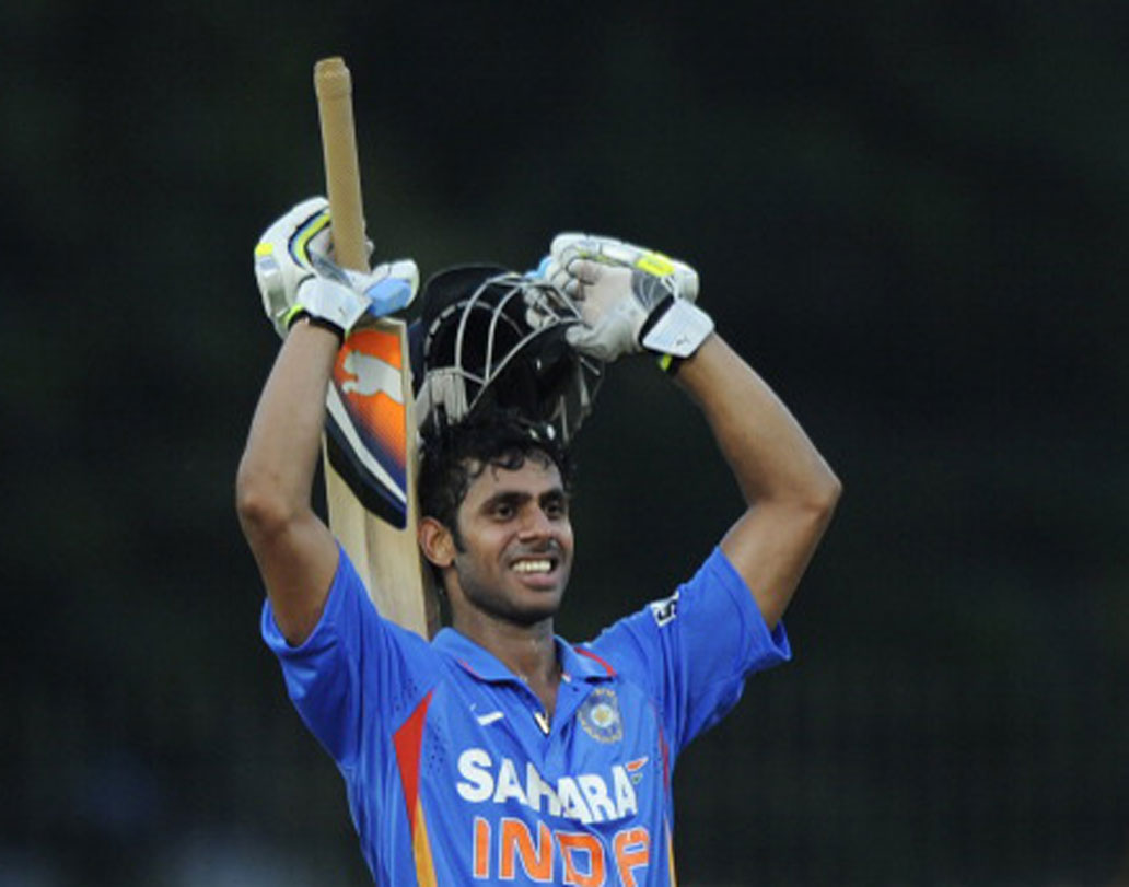 মনোজ তিওয়ারি: এক উইকেটে রান উঠে যাওয়ায় সে দিন ব্যাট করার সুযোগ পাননি মনোজ। বর্তমানে দিল্লির হয়েই আইপিএল খেলছেন বাংলার অধিনায়ক।