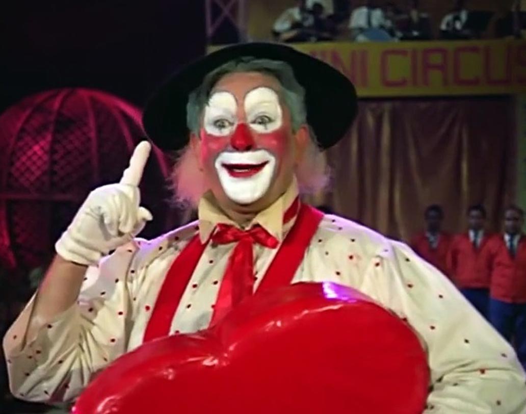 রাজ কপূরের ‘মেরা নাম জোকার’ আজও দর্শকদের কাছে সমান জনপ্রিয় ছবি। প্রায় সাড়ে চার ঘণ্টা চার মিনিটের এই ছবিতে দু’টি ইন্টারভাল রাখা হয়েছিল। ছবিতে দেখানো মোট ন’টি গানেরই সময় প্রায় ৪৭ মিনিট। হিন্দি ছবির ইতিহাসে এটিই সম্ভবত একমাত্র ছবি যেটির দুটি বিরতি ছিল।