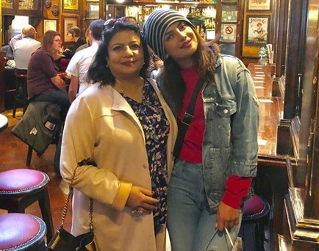 জীবনের প্রথম উপার্জন হিসেবে পাঁচ হাজার টাকা পেয়েছিলেন প্রিয়ঙ্কা চোপড়া। পুরোটাই মা মধুর হাতে তুলে দিয়েছিলেন তিনি। এখনও নাকি সেই ট্র্যাডিশনই বজায় রেখেছেন ‘দেশি গার্ল’।