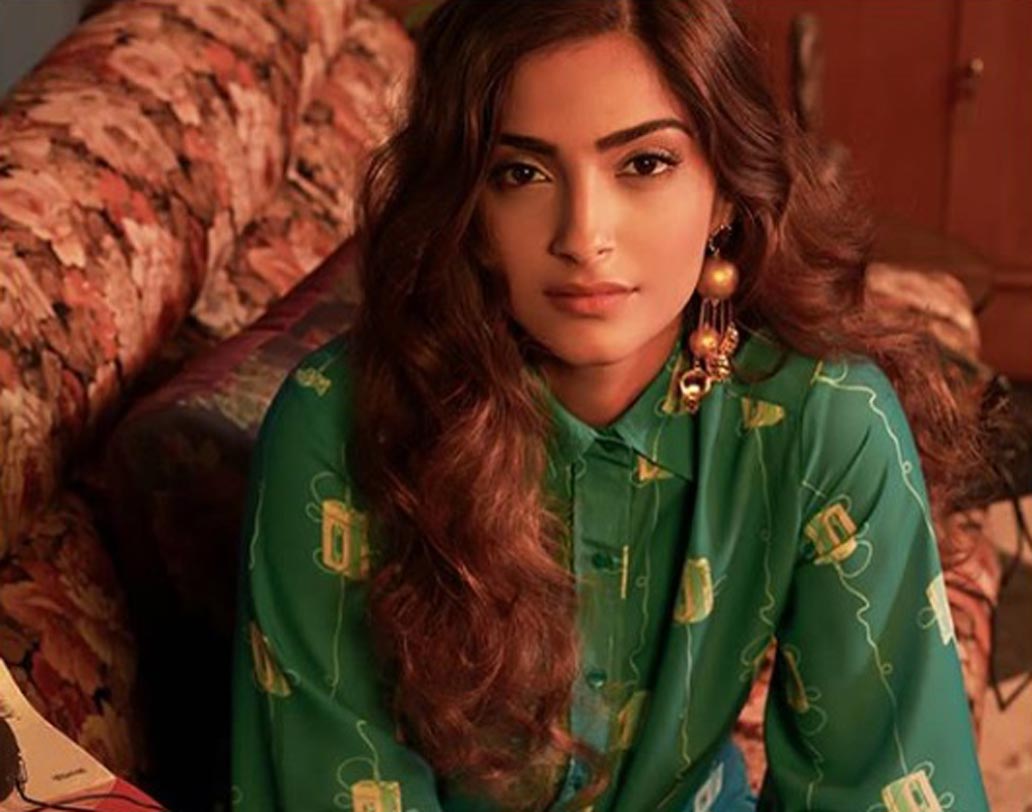 সোনম কপূরের প্রথম রোজগার ছিল তিন হাজার টাকা। সেই টাকা নিজের যাতায়াতের জন্য গাড়ির পিছনেই খরচ করেছিলেন অভিনেত্রী।