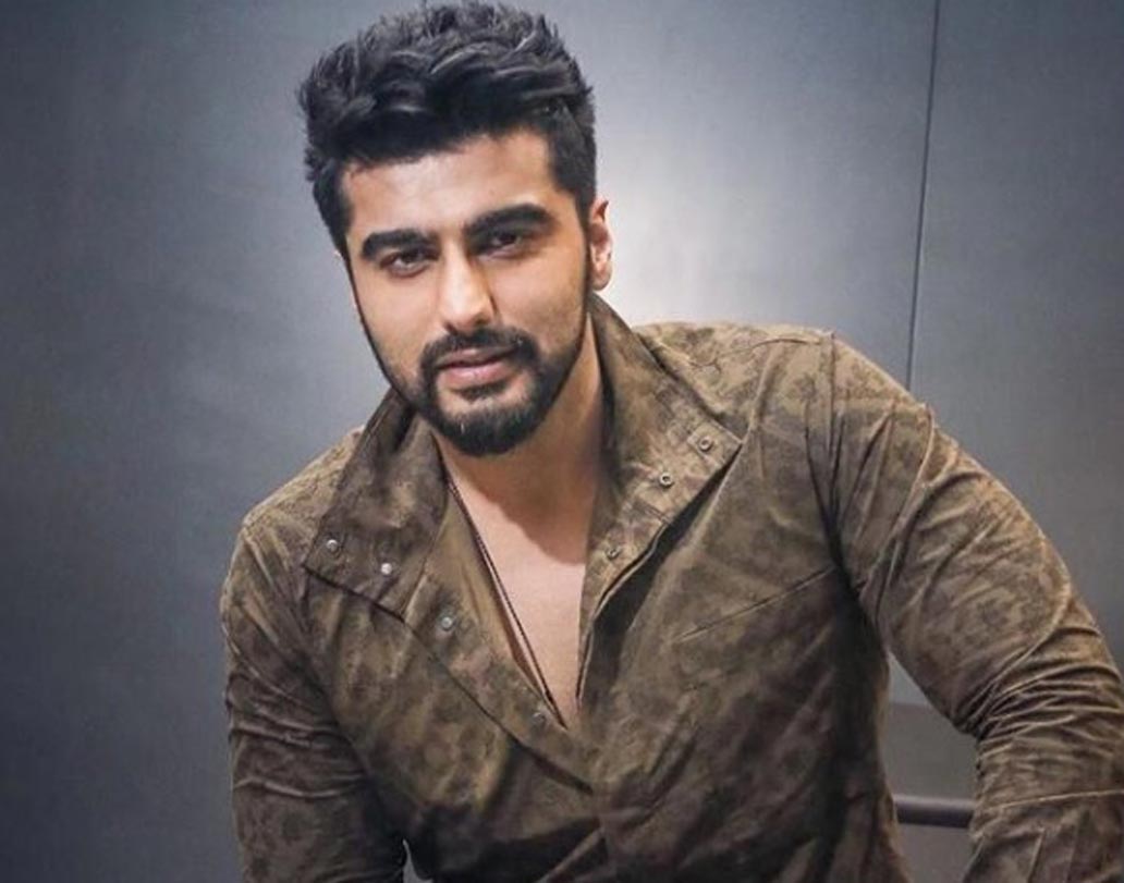 নিজের প্রথম রোজগার হিসেবে পঁয়ত্রিশ হাজার টাকা উপার্জন করেছিলেন অর্জুন কপূর। কিছুটা টাকা পরিবারের হাতে তুলে দিয়ে, বাকি টাকা দিয়ে নিজের নামে ব্যাঙ্ক অ্যাকাউন্ট খুলেছিলেন অর্জুন।