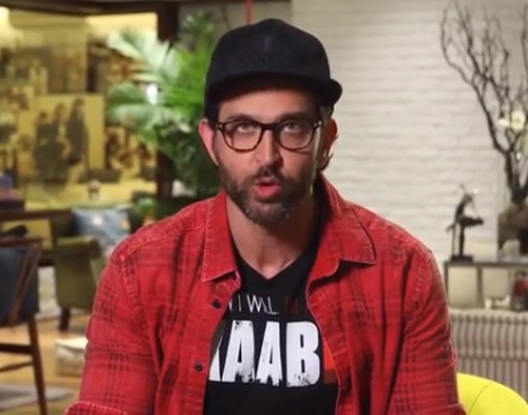 হৃতিকের জীবনের প্রথম উপার্জন একশো টাকা। যদিও সেটা অনেক ছোটবেলায়। সেই টাকা দিয়ে নাকি খেলনা গাড়ি কিনেছিলেন অভিনেতা।