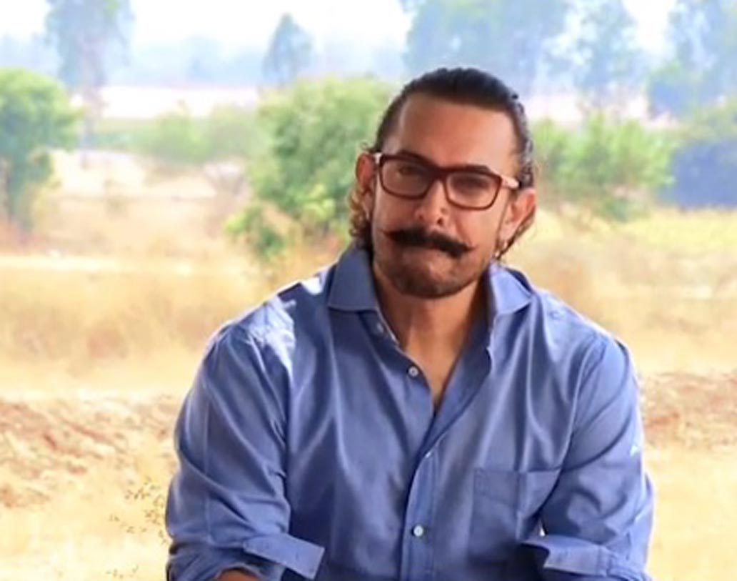 আমির খানের জীবনের প্রথম রোজগার এক হাজার টাকা। রোজগারের পুরো টাকাটাই আমির মায়ের হাতে তুলে দিয়েছিলেন।