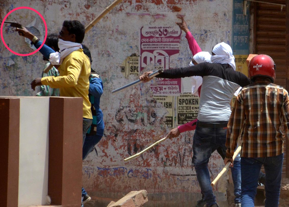 গলির মধ্যেই বিজেপির পার্টি অফিস। তা লক্ষ্য করেই আগ্নেয়াস্ত্র, ইট, লাঠি নিয়ে হামলা চালাচ্ছে তৃণমূলের গুন্ডাবাহিনী, অভিযোগ বিরোধীদের।সিউড়িতে।