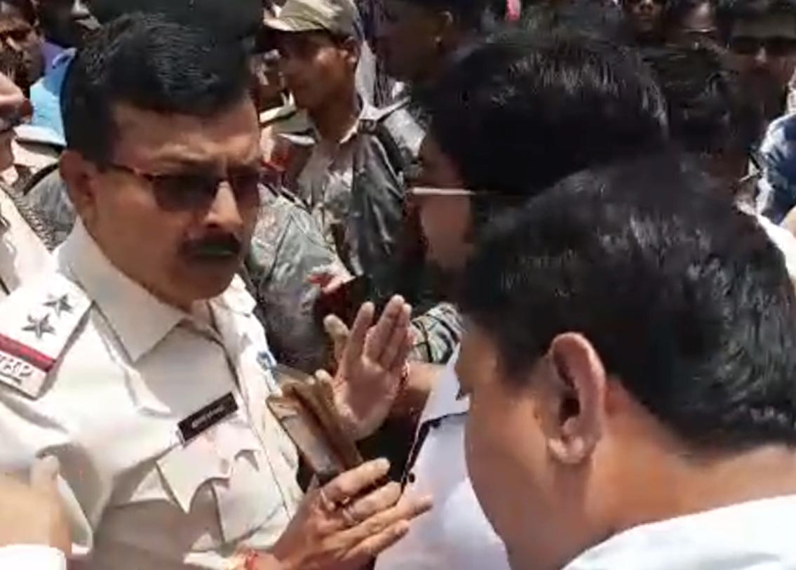 পশ্চিম বর্ধমানের লাউদোহায় এসডিও অফিসে প্রার্থীদের নিয়ে মনোনয়ন জমা দিতে যান বাবুল সুপ্রিয়। মনোনয়ন জমা দিতে বাধা পান তিনি। তাঁকে ঘিরে বিক্ষোভ চলছে।