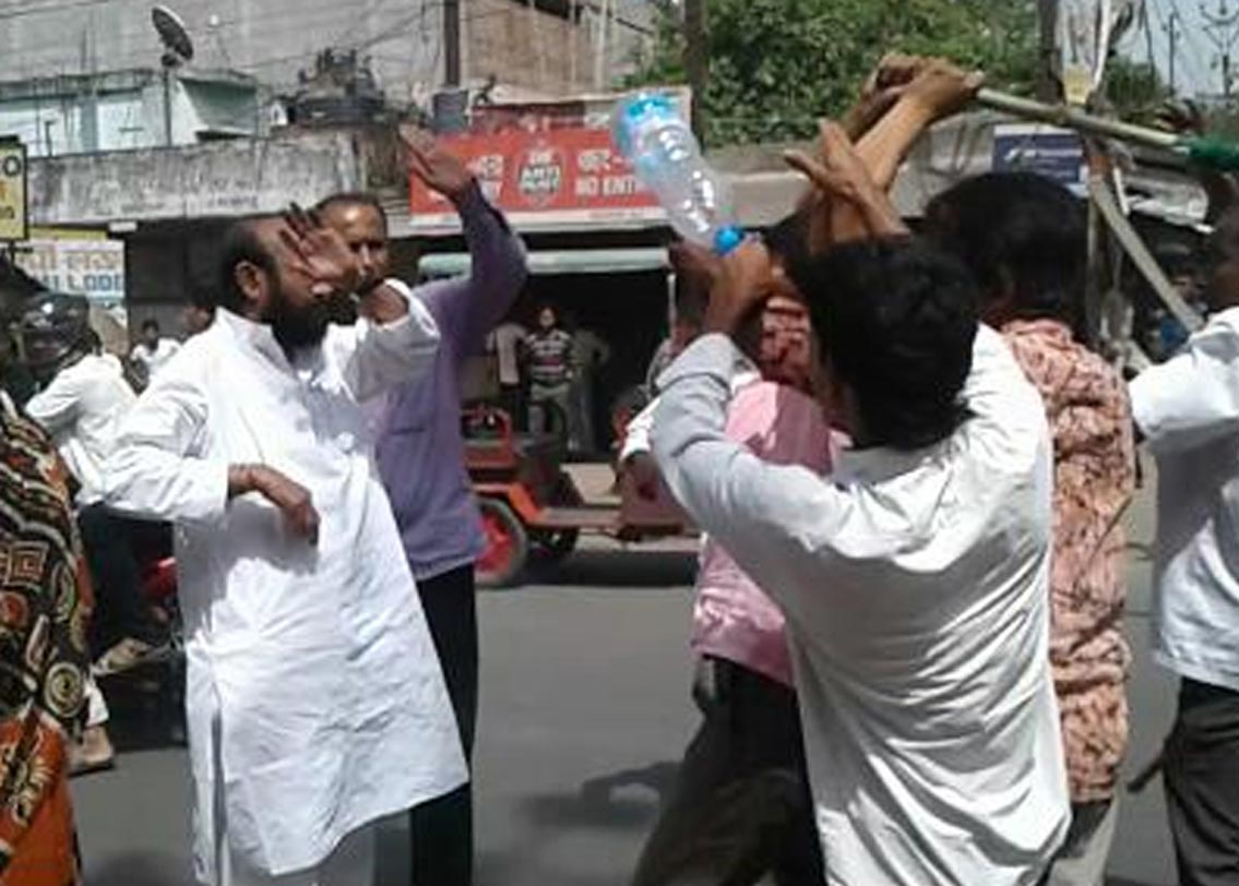 বহরমপুরে কংগ্রেস বিধায়ক মনোজ চক্রবর্তীকে রাস্তায় ফেলে বেধড়ক মারধর করা হচ্ছে। দাঁড়িয়ে দেখছে পুলিশ।