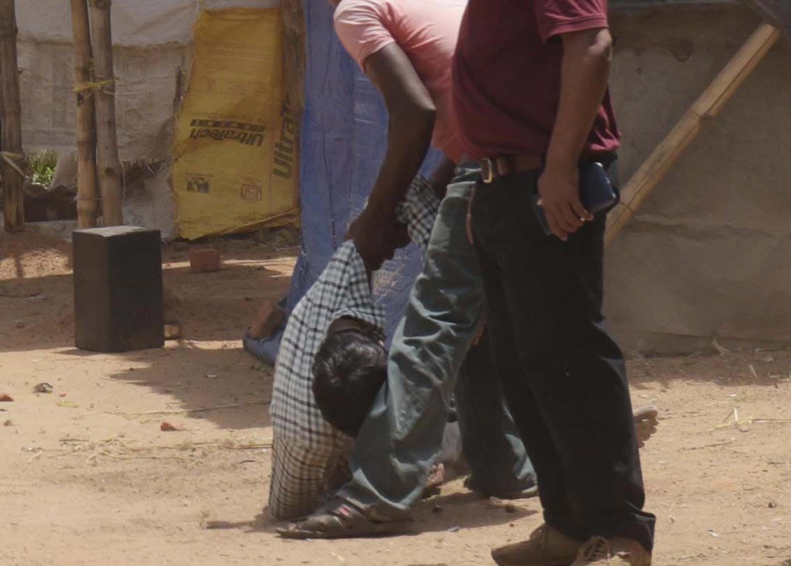 গুলি লেগে রাস্তায় লুটিয়ে পড়ছেন দিলদার খান। তখনও বেঁচে তবে পরে মারা যান। সিউড়ির ১ নম্বর ব্লকে।