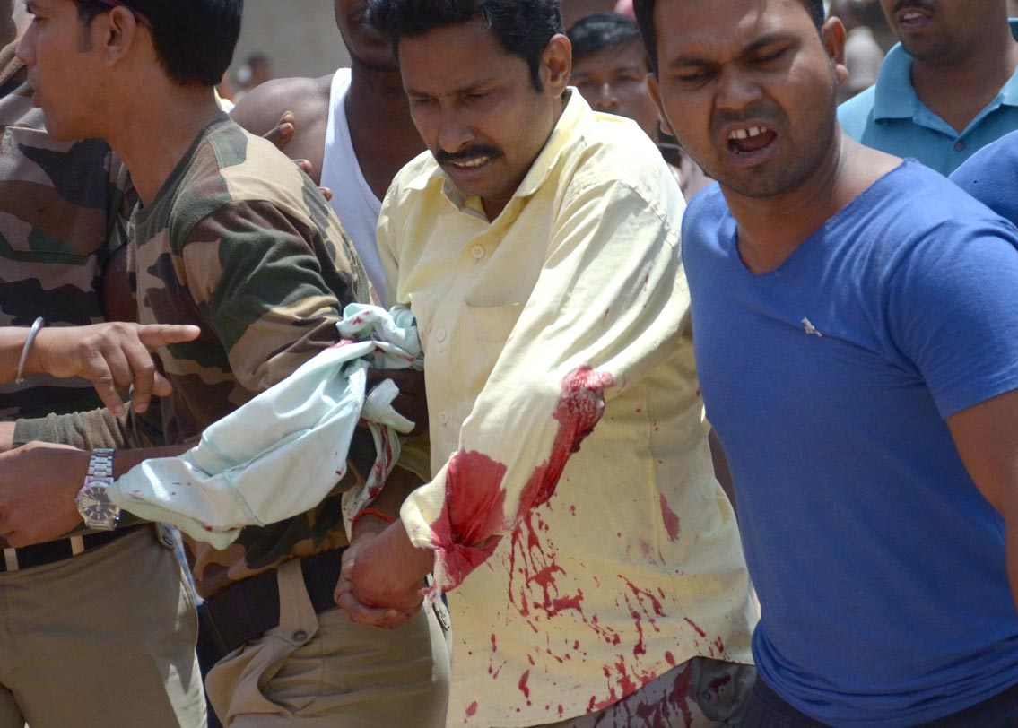 রক্তাক্ত এক বিজেপি কর্মীকে উদ্ধার করে নিয়ে যাওয়া হচ্ছে। তাঁরও হাতে গুলি লেগেছে। সিউড়ির ঘটনা।