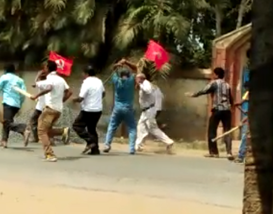 লাঠি হাতে সিপিএম কর্মীদের তাড়া করছে। প্রানভয়ে ছুটছে তাঁরা। অভিযোগ তৃণমূলের বিরুদ্ধে। এ চিত্র ধরা পড়েছে পাঁশকুড়ায়।