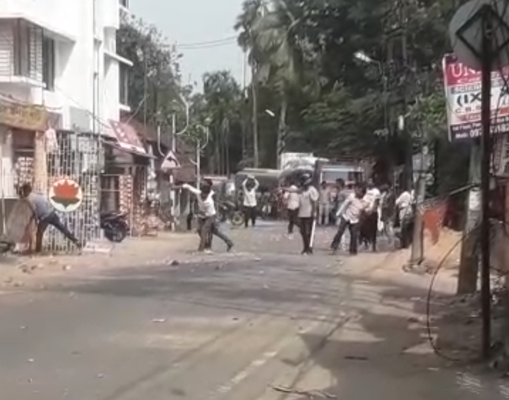 বারুইপুরে সিপিএম পার্টি অফিসে চালানো হচ্ছে ব্যাপক ভাঙচুর ।