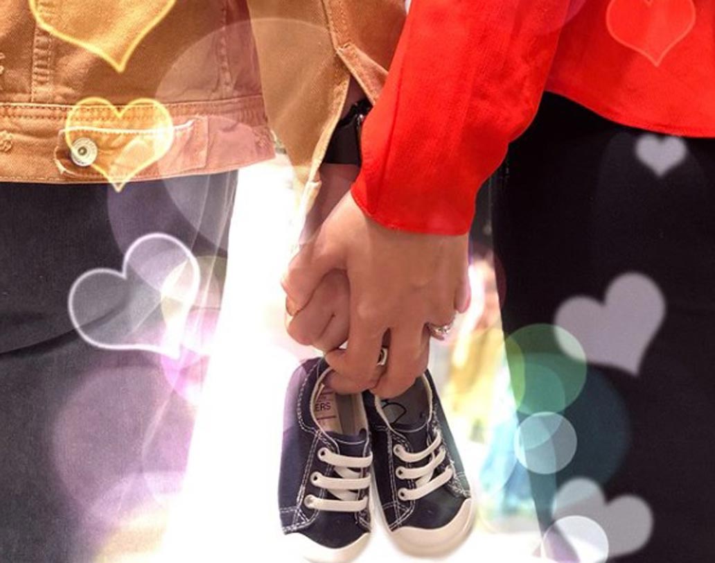 পর পর দু’টি ছবি পোস্ট করেছেন নীল। ফ্যানেদের সঙ্গে সেলেবদের জীবনের ব্যক্তিগত খবর শেয়ার করে নেওয়ার এই পদ্ধতিও বেশ নজর কেড়েছে নেটিজেনদের।