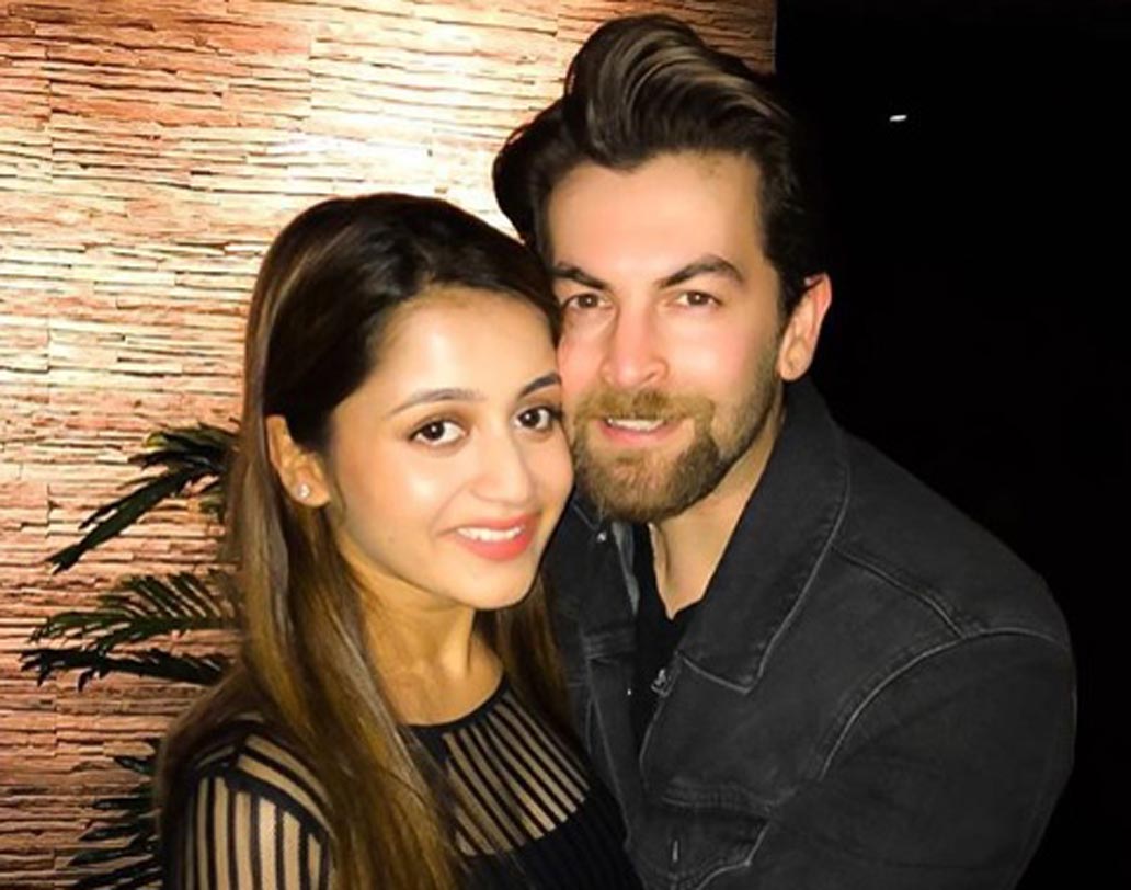 তবে অভিনব কায়দায় ফ্যানেদের এমন সারপ্রাইজ দিয়ে মন জয় করেছেন নীল।