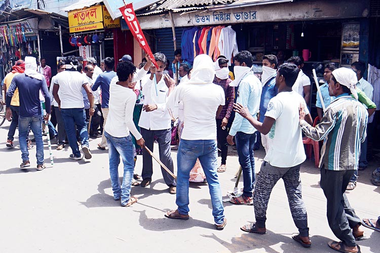 সঙ্ঘাত: এসইউসিআই মিছিলে বাধা লাঠি-বাহিনীর। সোমবার রামপুরহাটে। ছবি: সব্যসাচী ইসলাম