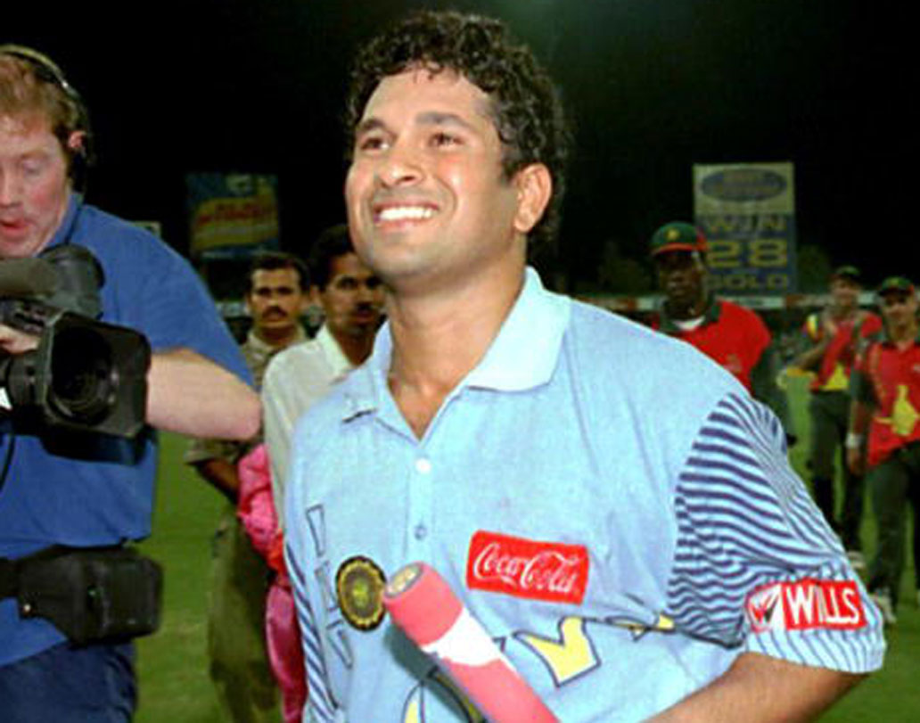 ১৯৯৮ সালে শারজায় ধূলি ঝড়ের পর সচিনের সেই বিখ্যাত ইনিংস। অস্ট্রেলিয়ার বিরুদ্ধে ১৪৩ রানের ইনিংসটি আজও বিশ্ব ক্রিকেটের অন্যতম সেরা ইনিংস। এর ঠিক পরের ম্যাচ অর্থাৎ ফাইনালে ১৩৪ রানের ইনিংসটিও এই তালিকায় রাখতে হবে।