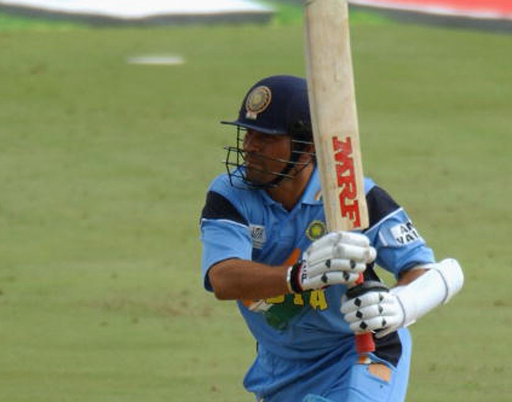 ২০০৩-এর বিশ্বকাপ। সেঞ্চুরিয়নে পাকিস্তানের বিরুদ্ধে ৯৮ রানের ইনিংস। ওয়াসিম আক্রম, ওয়াকার ইউনিস, শোয়েব আখতারের মতো পেস অ্যাটাকের বিরুদ্ধে এই রান করেছিলেন সচিন।