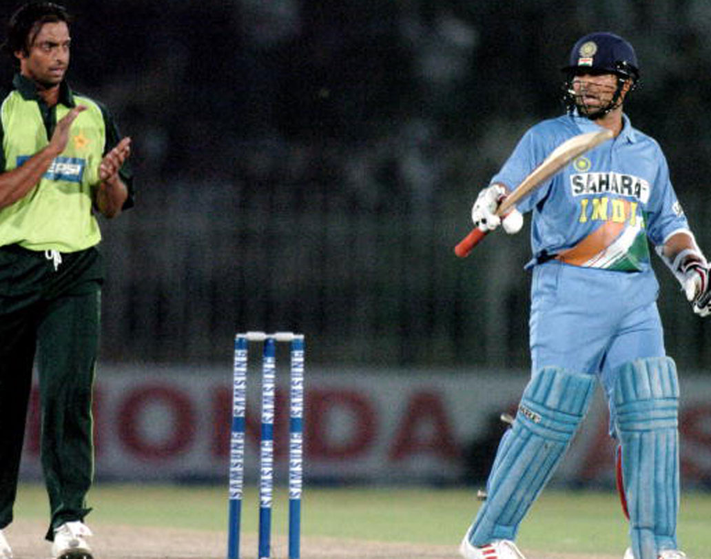 ২০০৪ সালে পাকিস্তানের বিরুদ্ধে রাওয়ালপিন্ডিতে এক দিনের আন্তর্জাতিক ম্যাচ। প্রথমে ব্যাট করে পাকিস্তান করেছিল ৩২৯ রান। ৩১৭ রানে থেমে গিয়েছিল ভারতের ইনিংস। সেই ম্যাচে সচিন ১৪১ রানের লড়াকু ইনিংস খেলেছিলেন।