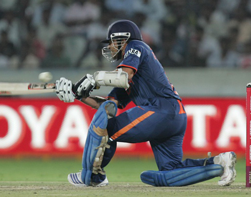 ২০০৯ সালে হায়দরাবাদে অস্ট্রেলিয়ার বিরুদ্ধে ১৭৫ রান। ৩৫০ রানের টার্গেট সামনে রেখে ব্যাট করতে নেমেছিল টিম ইন্ডিয়া। মাত্র তিন রানের জন্য ম্যাচটা হেরে গেলেও সচিনের ইনিংস সেরার তালিকায় আজও রয়ে গিয়েছে।