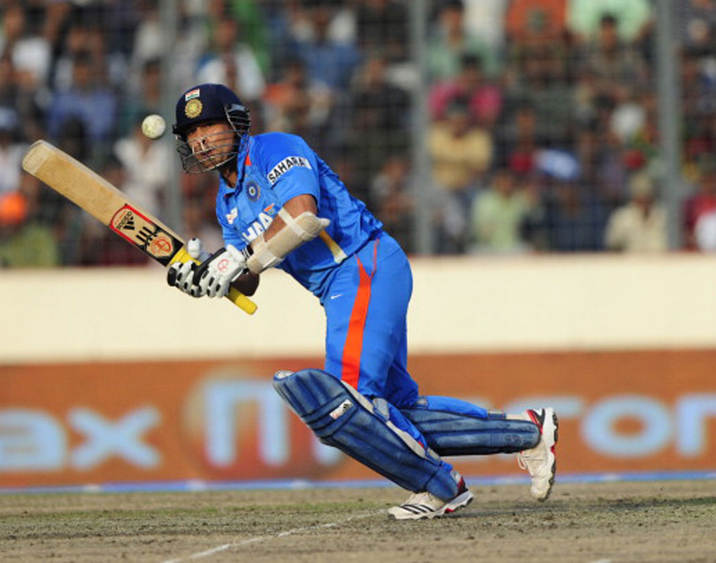 ২০১২ সালে বাংলাদেশের বিরুদ্ধে এশিয়া কাপ। নিজের শততম শতরান করলেন সচিন। সেই ম্যাচে ১১৪ রান করেছিলেন তিনি।